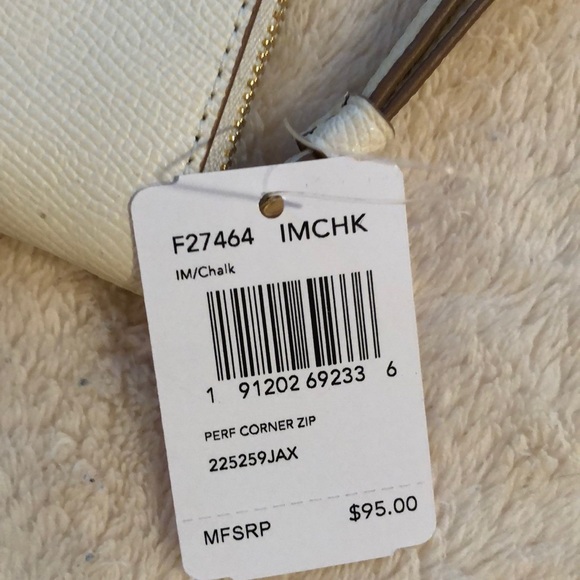 Coach cornerzip perforated wristlet ivory LAST ONE - Picture 4 of 6